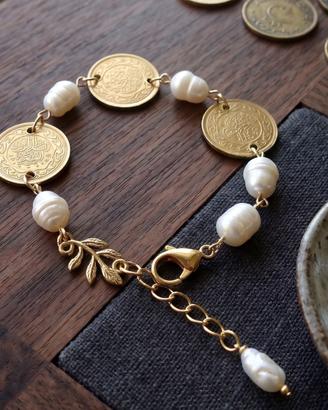 Bracciale con monete tunisine e perle barocche
