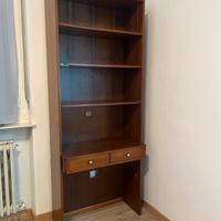 Scrivania con ripiani