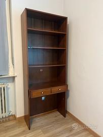 Scrivania con ripiani