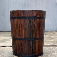 Tino grande in legno con fasce di metallo.