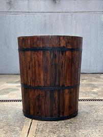 Tino grande in legno con fasce di metallo.