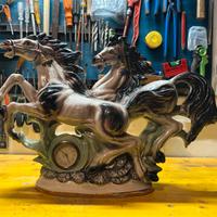 Cavalli in ceramica con orologio