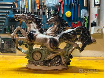 Cavalli in ceramica con orologio