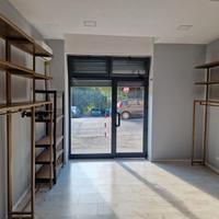 scaffali per negozio abbigliamento/tintorie