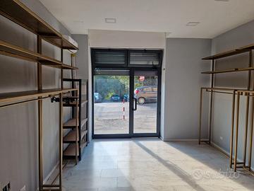 scaffali per negozio abbigliamento/tintorie