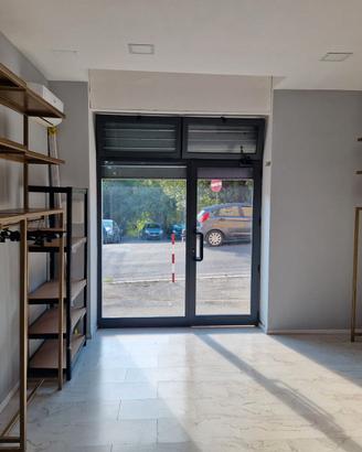 scaffali per negozio abbigliamento/tintorie