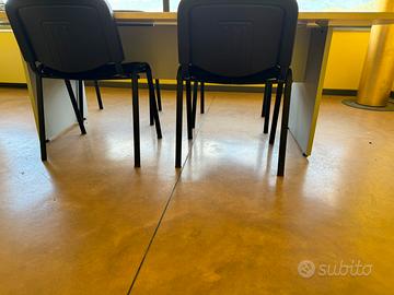 Sedie e tavolo da riunione