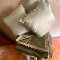 Table abbilet con 3 cuscini, copriletto e ambrasse