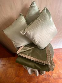 Table abbilet con 3 cuscini, copriletto e ambrasse