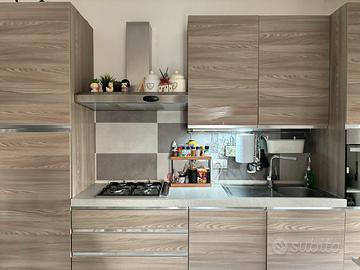 Cucina completa di elettrodomestici