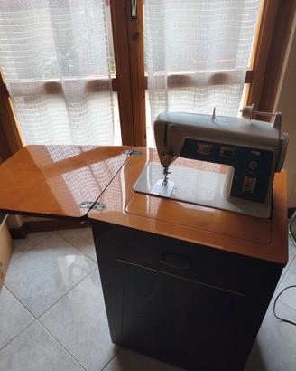 Macchina da cucire Singer 706 con mobiletto legno
