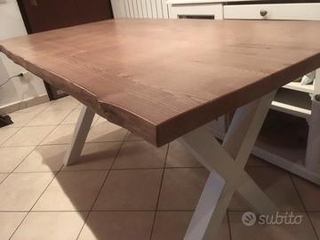 Tavolo moderno con gambe a X