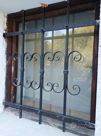 Grata antica in ferro battuto per finestra