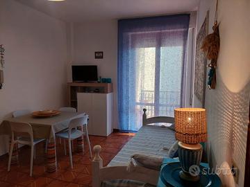 Trilocale con ampia terrazza attrezzata 200 m mare