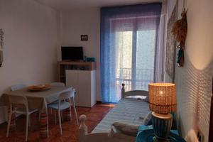 Trilocale con ampia terrazza attrezzata 200 m mare