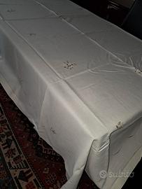 tovaglia in lino ricamata 