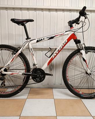 Bicicletta mountain bike di marca Atala