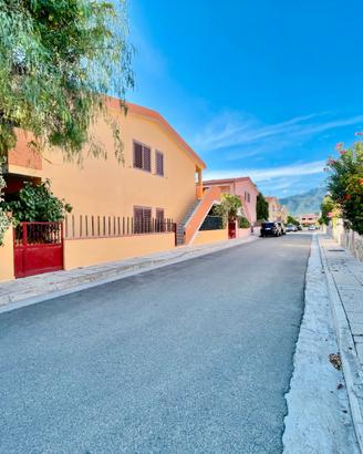 Trilocale capo schiera con veranda e box auto