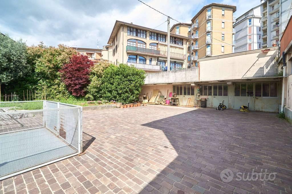 Immobile di 340 m² con 4 locali a Mozzo - Altro