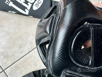 Casco e ginocchiere Leone per kickboxing