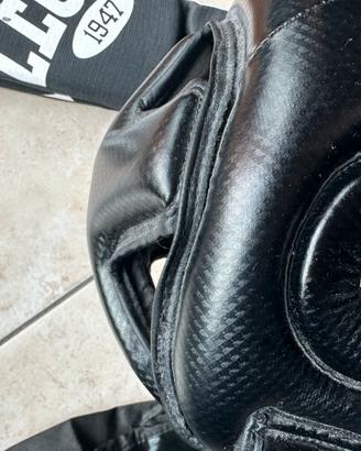 Casco e ginocchiere Leone per kickboxing