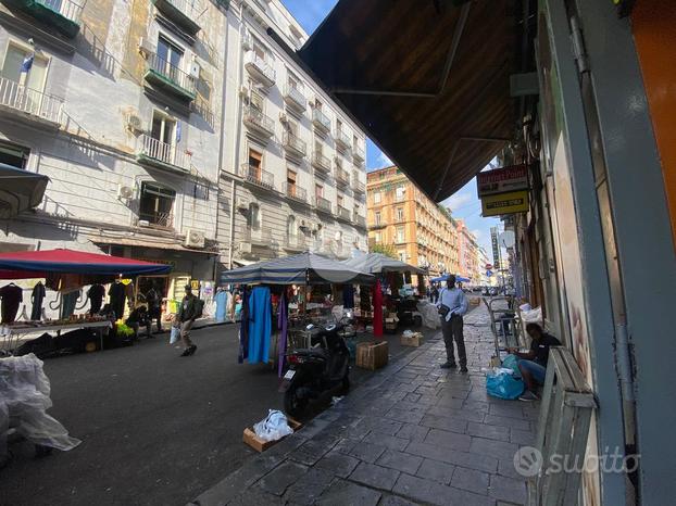 NEGOZIO A NAPOLI