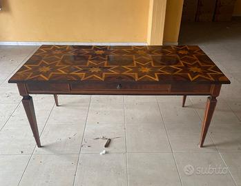 Tavolo in legno intarsiato