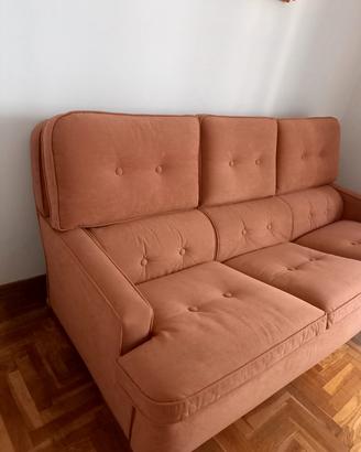 Divano a tre posti in velluto colore rosa antico 