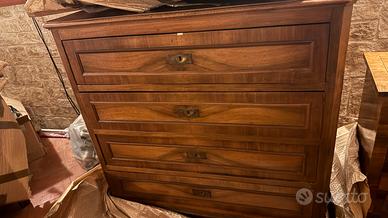 Cassettiera alta in legno antico pregiato