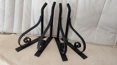 Quattro staffe in ferro battuto