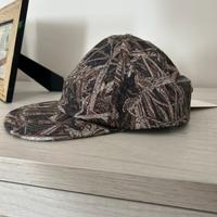 Cappello Zara con visiera fantasia alberi
