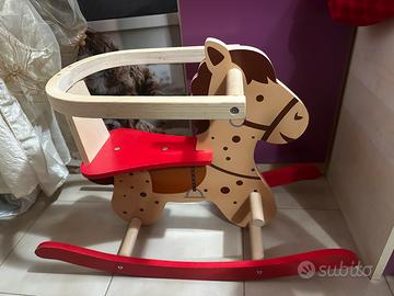 Cavallo a dondolo in legno