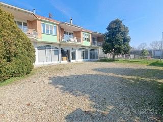 Capannone con appartamenti e terreno