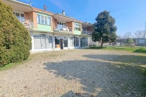 Capannone con appartamenti e terreno