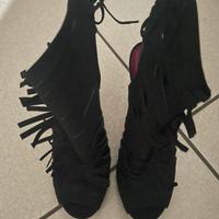 Scarpe con frange e tacchi a spillo