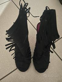 Scarpe con frange e tacchi a spillo