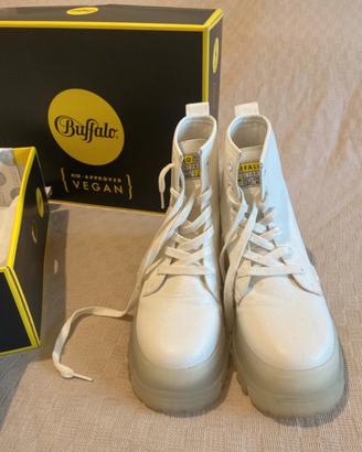 Anfibi bianco Buffalo numero 40 scatola