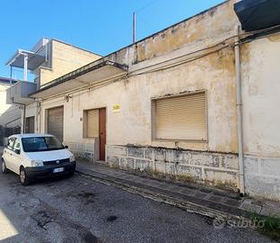 Abitazione con garage da ristrutturare