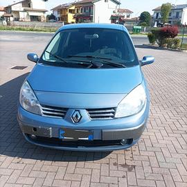 Automobile Renault Scenic 