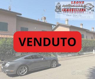 Villa bifamiliare disposta su più livelli