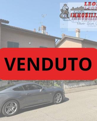 Villa bifamiliare disposta su più livelli