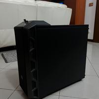 PC da Gaming con monitor, mouse e tastiera