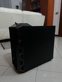 PC da Gaming con monitor, mouse e tastiera