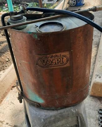 Pompa irroratrice a spalla in rame – Volpi