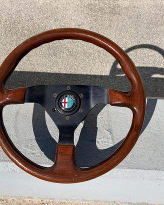 Volante Momo in legno completo di mozzo e clacson 
