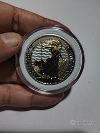 Britannia con decorazioni in oro