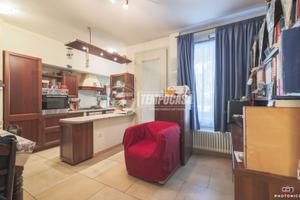 APPARTAMENTO AL PIANO TERRA CON CORTILE E POSTO AU