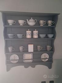 Credenza in legno e piattaia antica