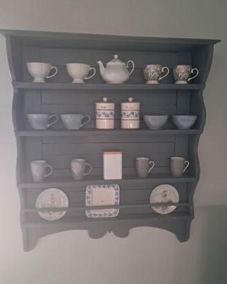 Credenza in legno e piattaia antica