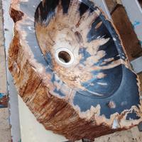 Lavabo in legno fossile